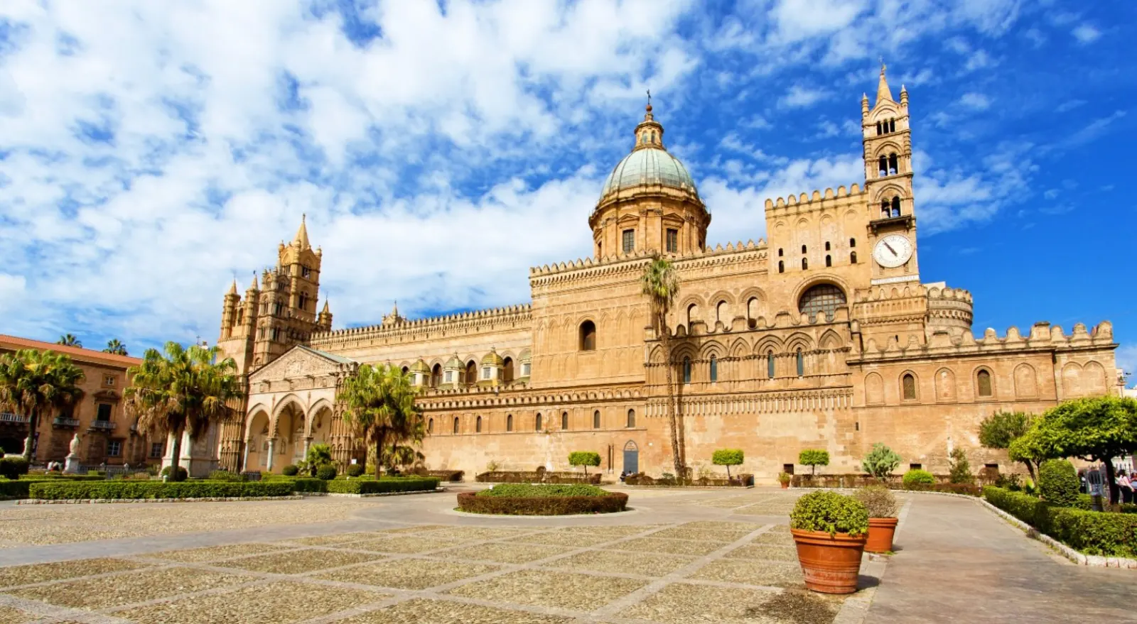 La Cattedrale di Palermo con la piazza e le palme